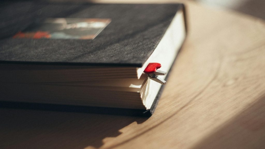Ingin Menulis Resensi Buku Nonfiksi? Begini Caranya