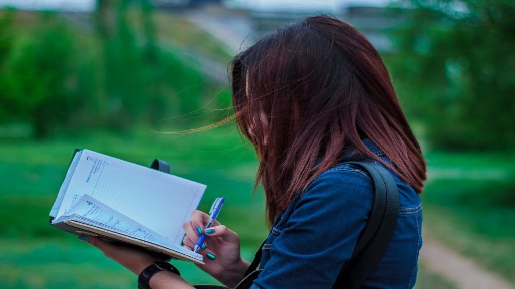 Tips Menghindari Plot Hole Saat Mengikuti Lomba Menulis
