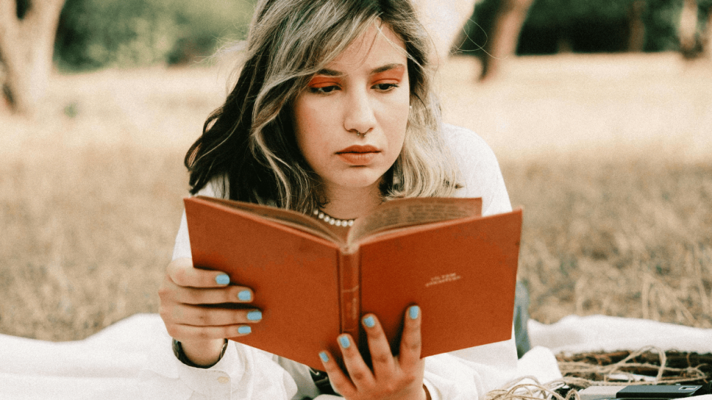 6 Tips Membaca Puisi secara Puitis, Bikin Audiens Tersentuh!