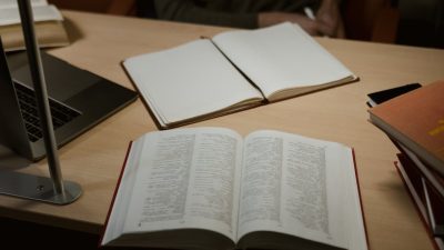 Pengertian, Cara Membuat, hingga Contoh Glosarium dalam Buku