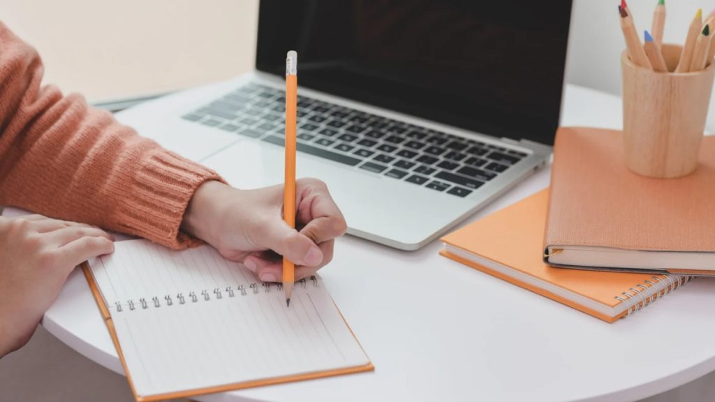 Cara Menjadi Penulis Buku Profesional, Pemula Wajib Coba!