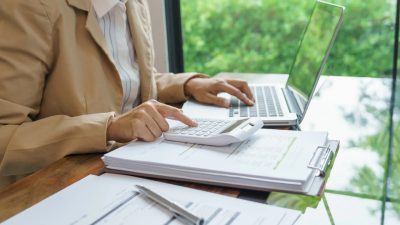 Perbedaan Biaya dan Beban yang Perlu Kamu Pahami