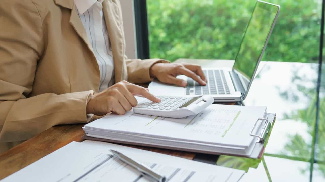 Perbedaan Biaya dan Beban yang Perlu Kamu Pahami