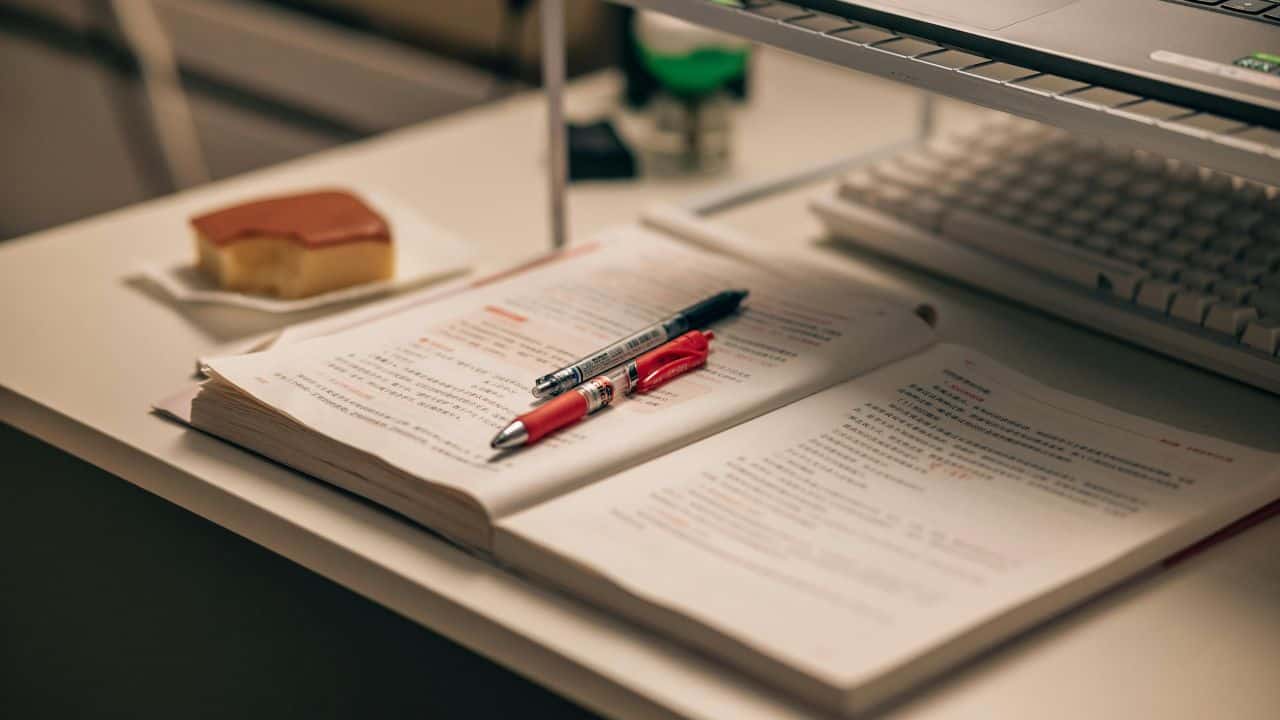 10+ Peluang Karier di Dunia Penerbitan Buku yang Jarang Diketahui