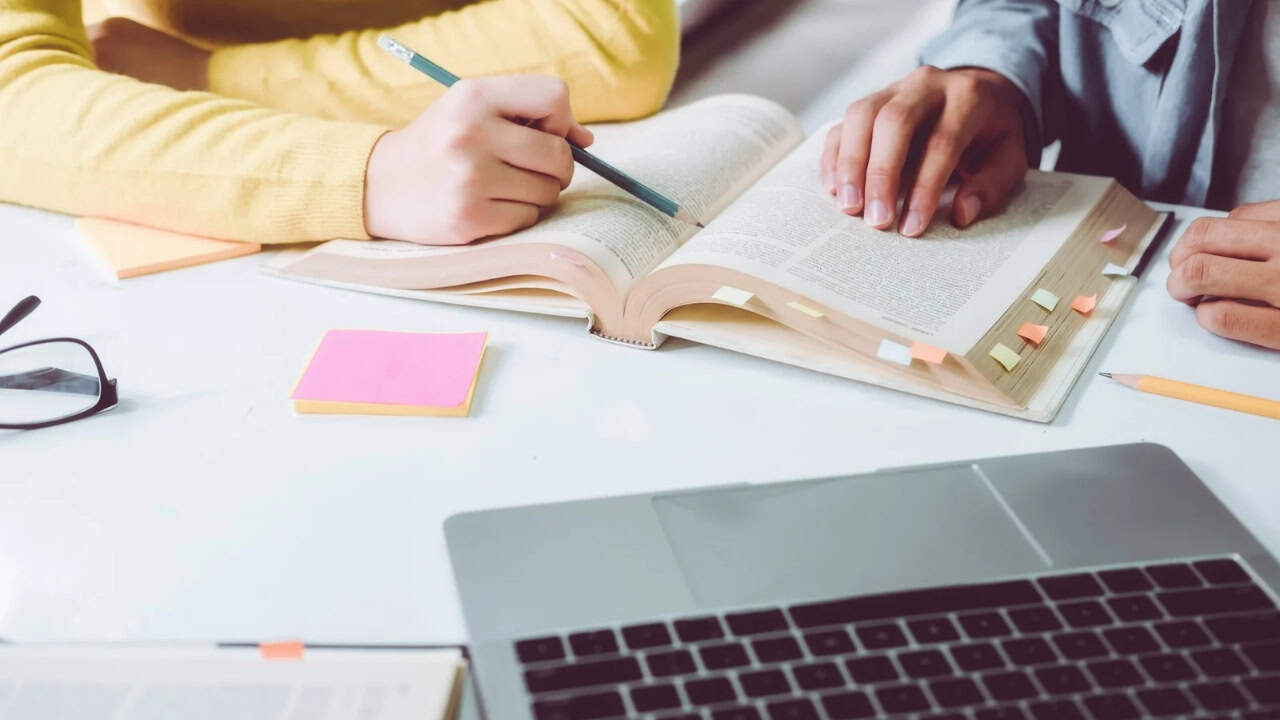 Ada Berapa Bulan dalam Satu Semester Kuliah? Yuk, Pahami Lama Masa Kuliahmu!